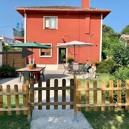 A Casa Vermella Con Jardin A 10 Minutos De Santiago De Compostela Ortono