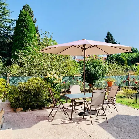 A Casa Vermella Con Jardin A 10 Minutos De Santiago De Compostela Ortono